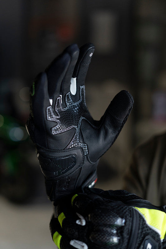 How to Choose Motorcycle Gloves for Long-Distance Riding